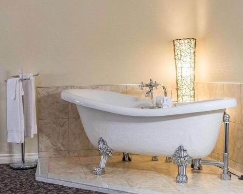 蒙勞里愛的住宿－蒙洛里耶品質酒店，浴室内设有一个白色浴缸