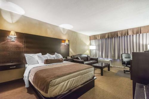Un pat sau paturi într-o cameră la Quality Hotel & Conference Centre