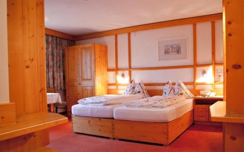 カプルーンにあるHotel-Gasthof "Zur Mühle"のベッドルーム1室(ツインベッド2台付)