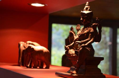 a statue of anubis standing next to two elephants at Les Bambous in La Roche-en-Ardenne
