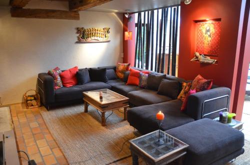 a living room with a couch and a table at Les Bambous in La Roche-en-Ardenne