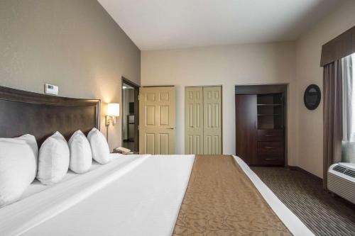 Katil atau katil-katil dalam bilik di Quality Inn & Suites Thompson
