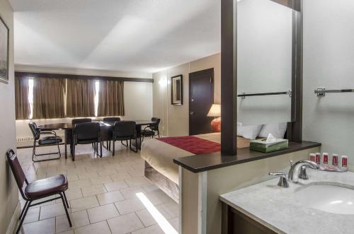 勞埃德明斯特的住宿－勞埃德明斯特伊克諾旅館，酒店客房配有一张床和一张餐桌。