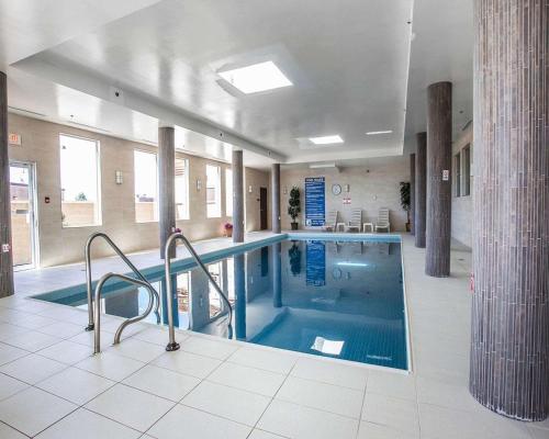 a large swimming pool in a building at Comfort Hotel Bayer's Lake in Halifax