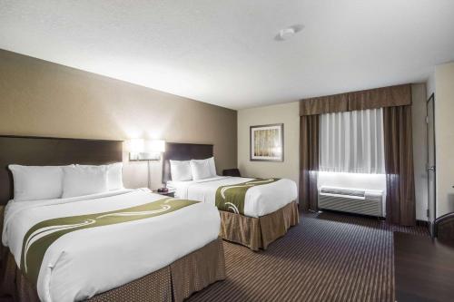 En eller flere senge i et værelse på Quality Inn & Suites Thompson