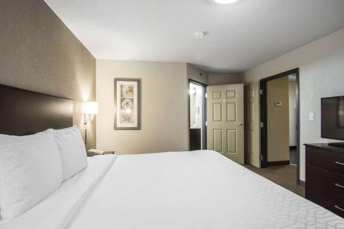 Katil atau katil-katil dalam bilik di Quality Inn & Suites Thompson