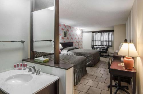 Postel nebo postele na pokoji v ubytování Econo Lodge Lloydminster