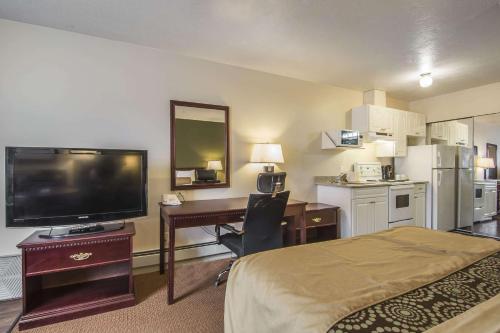 A television and/or entertainment centre at Econo Lodge Inn & Suites High Level