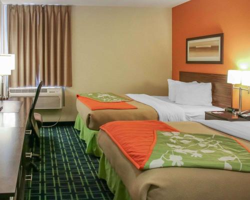 um quarto de hotel com duas camas com paredes laranja em Econo Lodge Winnipeg South em Winnipeg