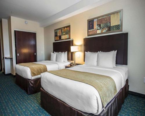 a hotel room with two beds in a room at Comfort Hotel Bayer's Lake in Halifax