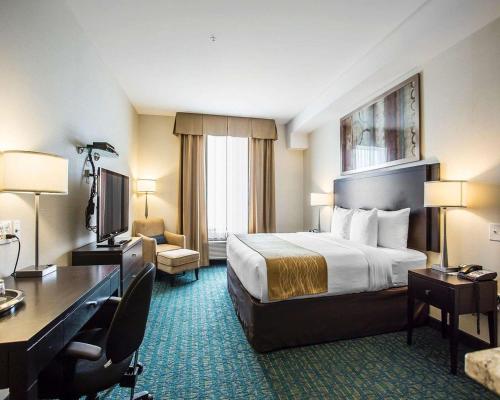 Comfort Hotel Bayer's Lake في هاليفاكس: غرفة الفندق بسرير كبير ومكتب