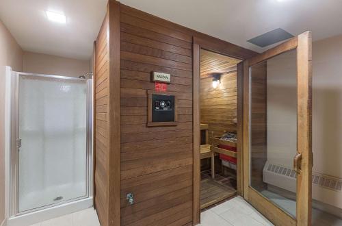 Quality Suites في لانسينغ: حمام مع دش وباب زجاجي