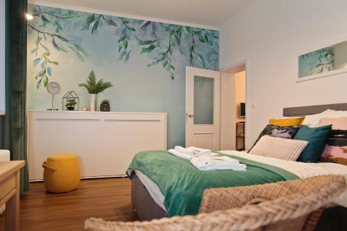 1 dormitorio con 1 cama con manta verde en Szczecin Old Town Apartments - 2 Bedrooms Deluxe, en Szczecin