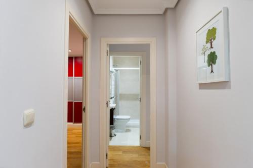 サン・セバスティアンにあるSausalito - Iberorent Apartmentsの白いバスルーム(トイレ、出入口付)