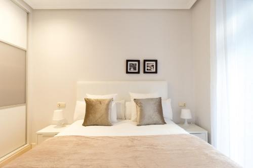A bed or beds in a room at Sausalito - Iberorent Apartments
