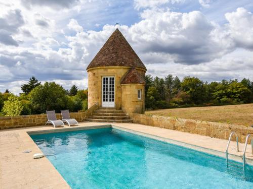 uma piscina com um gazebo ao lado de uma casa em Gorgeous manor in the Auvergne with private pool em Meaulne