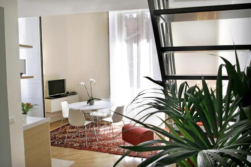 sala de estar con mesa y silla en Ognina Residence, en Catania