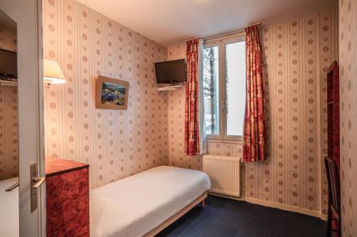 a small room with a bed and a window at Hôtel Neptune Place d'Italie in Paris