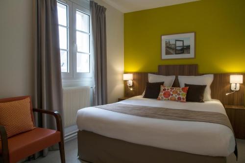 Postel nebo postele na pokoji v ubytování Logis Hôtel Chaptal, Amboise