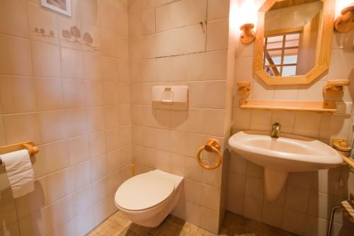 Koupelna v ubytování Maisonette Apartment am Kurpark