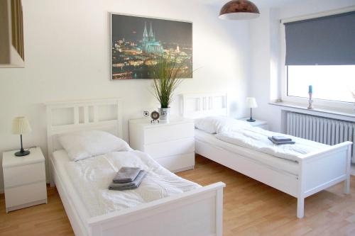Un pat sau paturi într-o cameră la Cosy Apartment Neuss