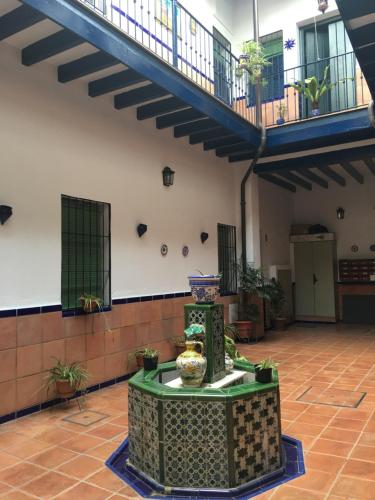une cour intérieure avec une table et un escalier dans l'établissement Apartamento La Rana, à Séville