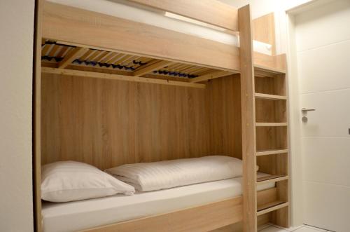 a bunk bed in a room with wine bottles at Hana Aparthotel in Hamburg