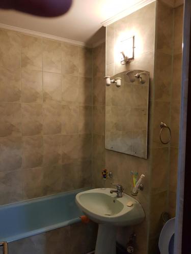 y baño con lavabo y bañera. en Apartament Delfinariu-Constanta, en Constanţa