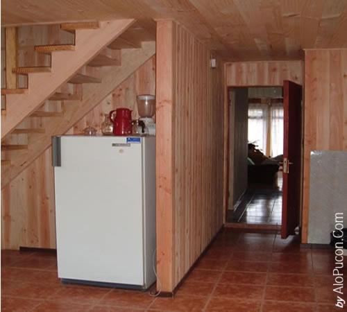 uma cozinha com um frigorífico e uma escada em Hostal Emalafquen em Pucón