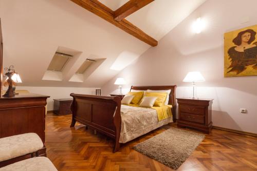 ein Schlafzimmer mit einem Bett und zwei Nachttischen und zwei Lampen in der Unterkunft Penthouse Matkovic in Split