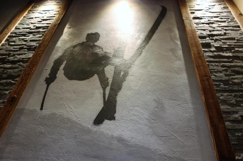 un dipinto di un uomo in una pozza d'acqua di Haus Buchhammer a Sankt Anton am Arlberg