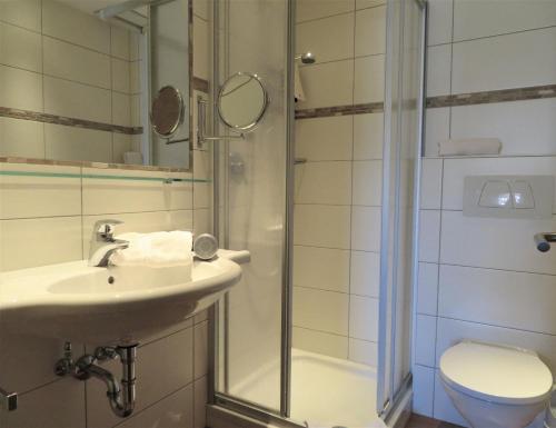 un bagno con lavandino, doccia e WC di Haus Buchhammer a Sankt Anton am Arlberg