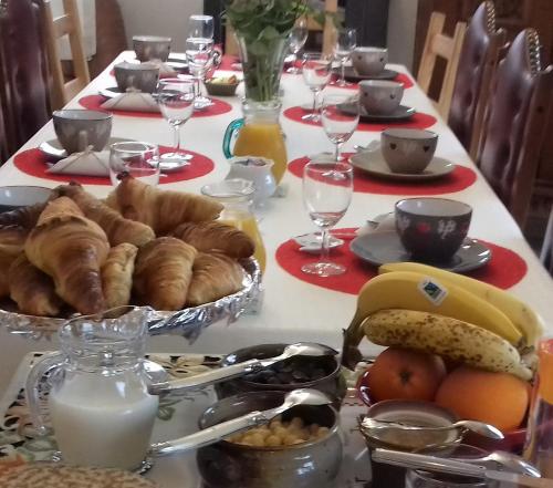gîte et chambres d'hôtes في Gandelain: طاولة مليئة بالطعام