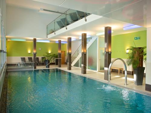 een groot zwembad in een hotellobby bij Schweizerhof Ferienwohnungen Lenzerheide 1 in Lenzerheide