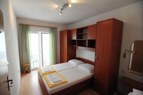 Postel nebo postele na pokoji v ubytování Apartments Knežević