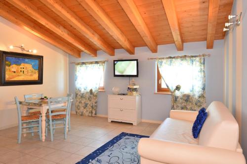 uma sala de estar com um sofá e uma mesa em Residence Cà di Capri em Bussolengo