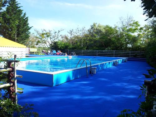 - une grande piscine avec peinture bleue dans l'établissement Holiday Center Valdor, à Cavallino-Treporti