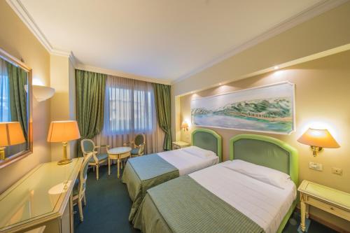 Un pat sau paturi într-o cameră la Hotel Ristorante Continental