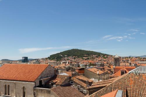 una veduta di una città con tetti rossi di Penthouse Matkovic a Spalato (Split)