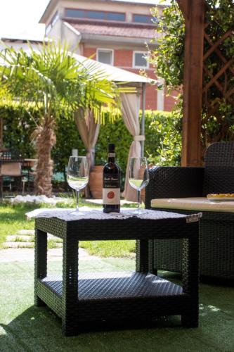a bottle of wine and two wine glasses on a table at Residence Le Gagli arde in Arezzo