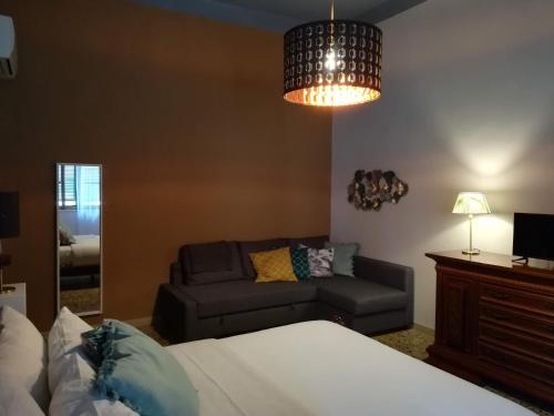 費拉約港的住宿－al 28 B&B，客厅配有床和沙发