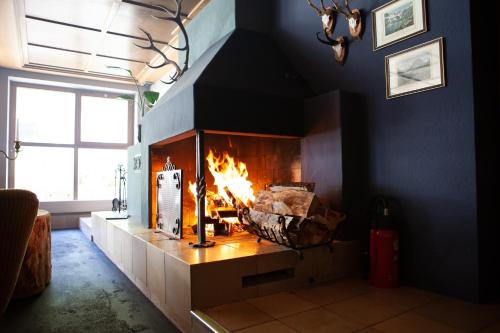 un camino in un soggiorno con caminetto di Walliserhof a Brand