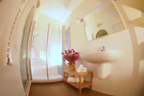 uma casa de banho com um lavatório e um chuveiro em Casa Natalì em Matera
