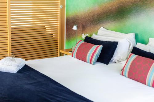 2 camas blancas con almohadas en una habitación de hotel en Dream Studios BA en Buenos Aires