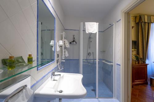 Ett badrum på Hotel Davanzati