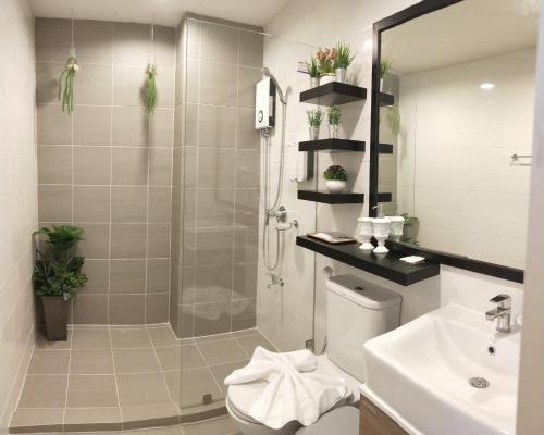 W łazience znajduje się prysznic, toaleta i umywalka. w obiekcie The Courtyard Khaoyai w mieście Mu Si