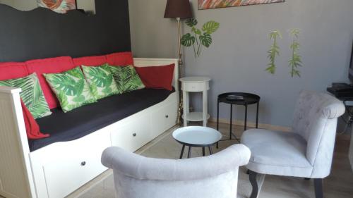 ein Schlafzimmer mit einem Bett mit einem Sofa und einem Stuhl in der Unterkunft Le Mas de Cascabel in Causse et Diege