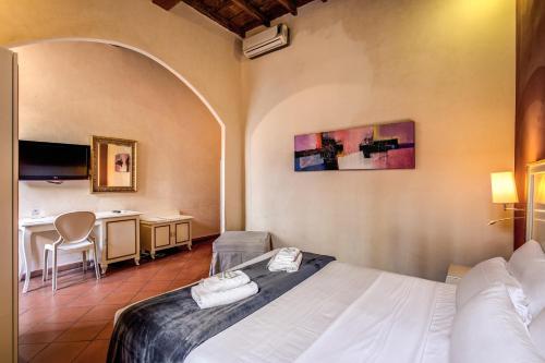 a hotel room with a bed and a bathroom at Guest House o Affittacamere Magenta Fico 2 in Rome