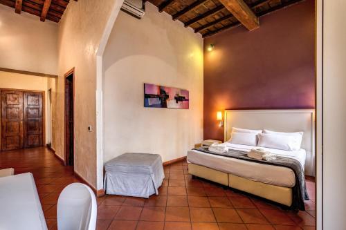 1 dormitorio con 1 cama y 1 mesa en una habitación en Magenta Collection Fico, en Roma