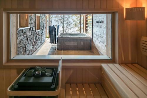 Elle offre une vue sur la baignoire et la fenêtre. dans l'établissement La Datcha de Liza, à Metzeral